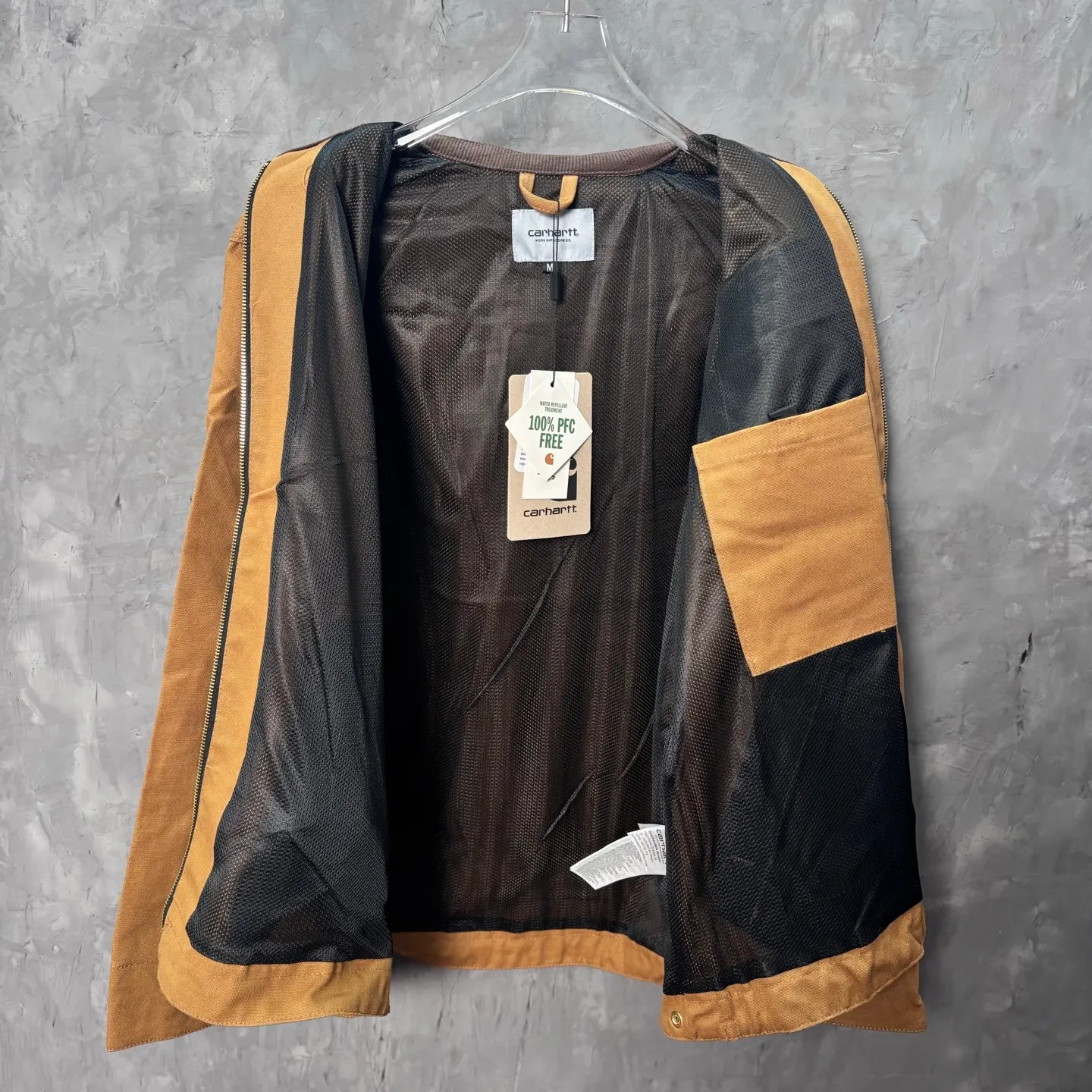 Main recommendation 📝05336# 153 Correct version·Seven-color lining mesh thin jacket 💥 Carhartt WIP Carhartt Detroit Retro Canvas heavy work jacket 🌈Color: Brown Purple White Black Petrol Blue Smoke Gray Size: S-XL Carhartt, founded in San Francisco, USA, is a clothing brand in the industrial era of the United States. It mainly produces work pants and work jackets. It is one of the suppliers of military clothing for the US military. To this day, Carhartt is still a street fashion brand with popularity and brand charm. If you talk about work wear-style clothing, you have to think of Carhartt. Carhartt is famous for manufacturing high-quality workwear with excellent quality, comfort and durability. Its products are mostly made of high-grade fabric materials and are suitable for all kinds of extremely harsh working environments.